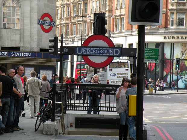  underground station: Knightsbridge station